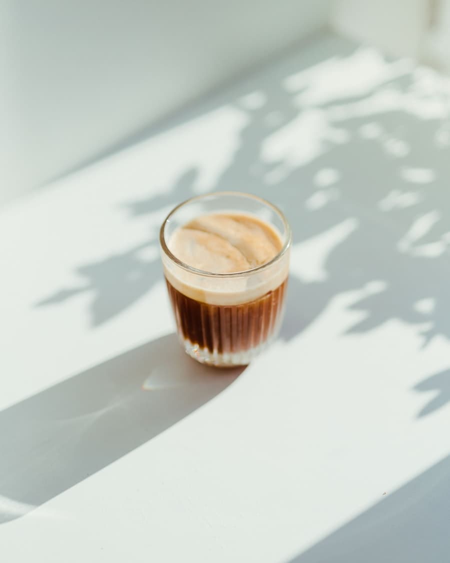 Latte con arte sobre la barra del cafe